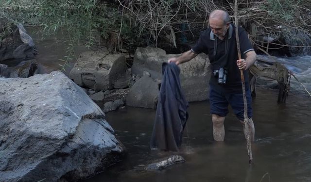 Doğa fotoğrafçısından örnek davranış: Deliçay’da çöp topladı