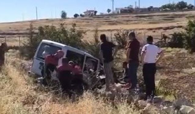 Mardin’de hafif ticari araç vinçle çarpıştı, sürücü öldü