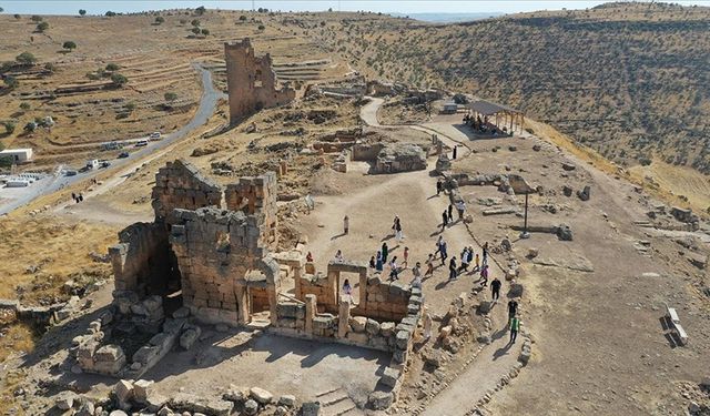 Zerzevan Kalesi'nin eşsiz fotoğrafları Balıkesir'de görücüye çıkıyor