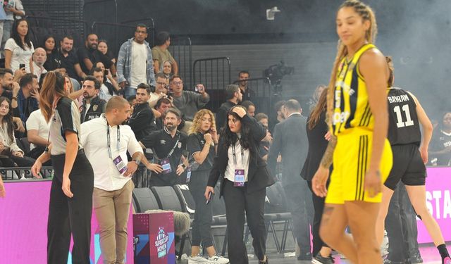 Fenerbahçe Opet-Beşiktaş maçı sahaya torpil ve meşale atılması nedeniyle ertelendi