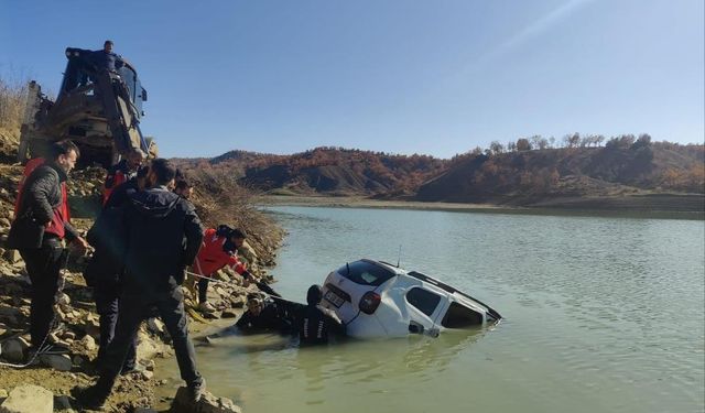 Diyarbakır itfaiyesi, gölete düşen aracı 2 saatte çıkardı