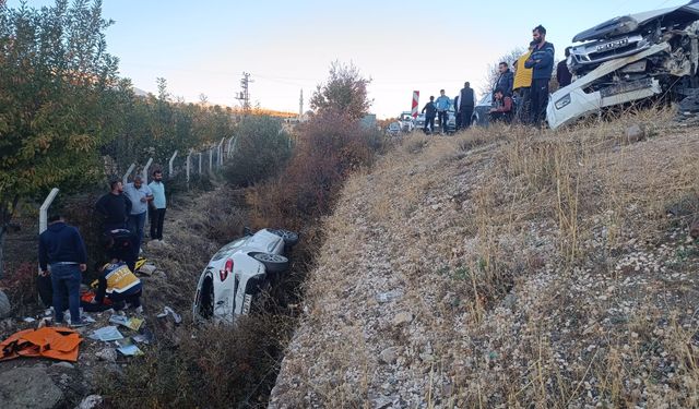 Adıyaman'da otomobil ile hafif ticari araç çarpıştı: Çok sayıda yaralı var