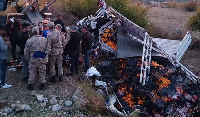 Bitlis'te meyve yüklü kamyonet takla attı: 1 ölü, 1 yaralı