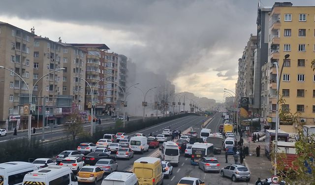 Diyarbakır’da hasarlı bina yıkım sırasında çöktü