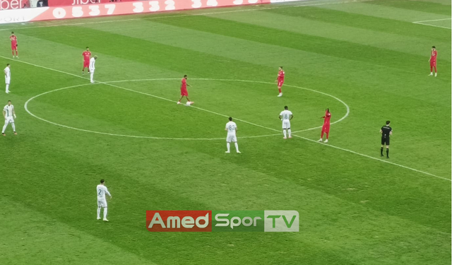 Amedspor ve Şanlıurfaspor'un mücadelesinde ilk yarı 1-1