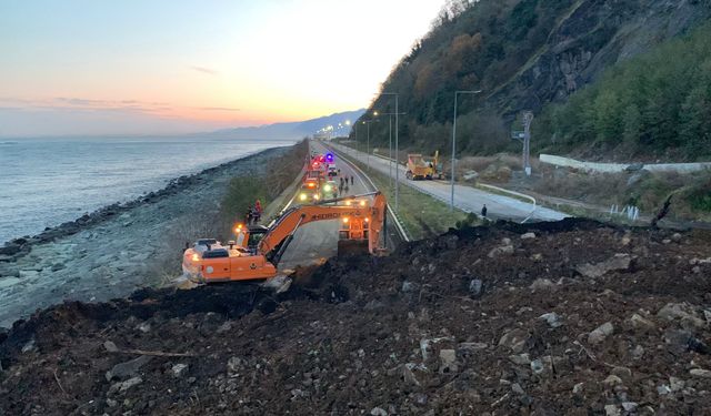 Artvin’de heyelan: Yol denize kadar kapandı