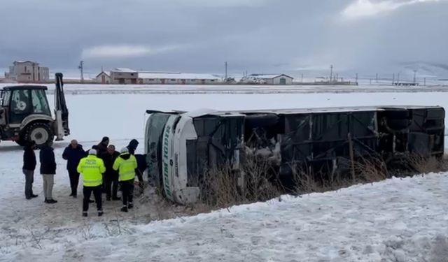 Kars yolunda otobüs şarampole yuvarlandı: 23 kişi hastaneye kaldırıldı