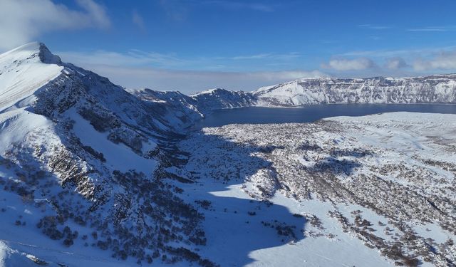 Nemrut Krater Gölü, kış manzarasıyla göz kamaştırıyor