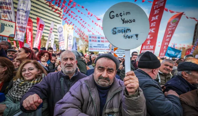 On binlerce kişi "hükümet istifa" diyerek asgari ücret zammını protesto etti