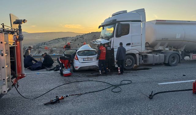 Adıyaman'da yakıt tankeri ile otomobil çarpıştı: 3 ölü, 4 yaralı