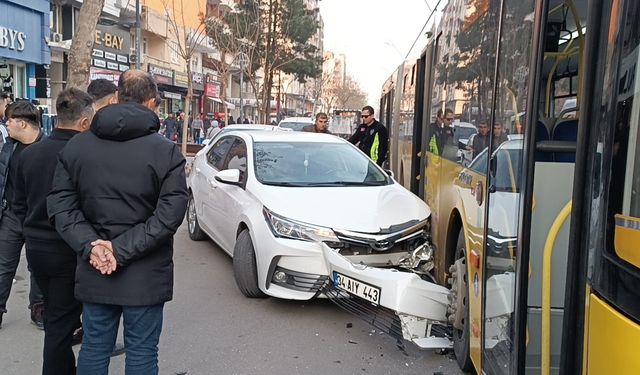 Batman’da belediye otobüsü ile otomobil çarpıştı