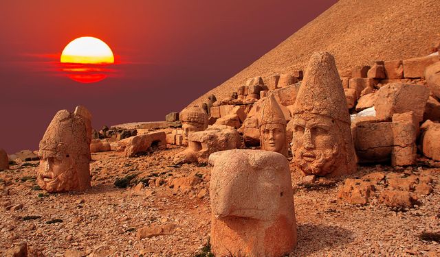 Tarihin ve doğanın buluştuğu efsanevi zirve: Nemrut Dağı