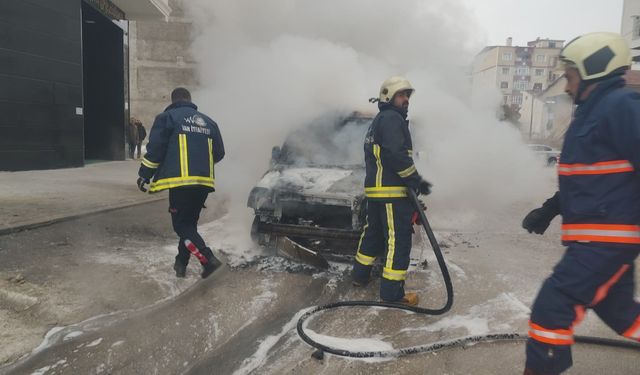 Van’da seyir halindeki kamyonette yangın çıktı