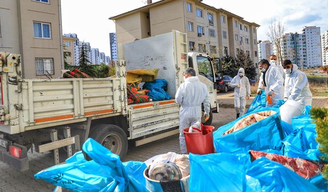 65 yaşındaki kadının evinin temizliği: 30 torba çöp ve ilaçlama