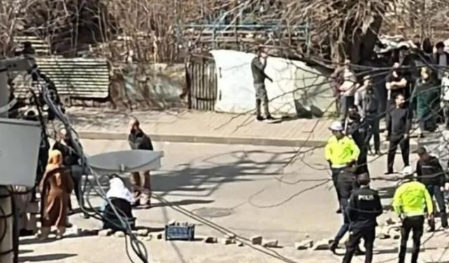 Bingöl'de su sıkıntısı nedeniyle mahalleli yol kapatıp ateş yaktı