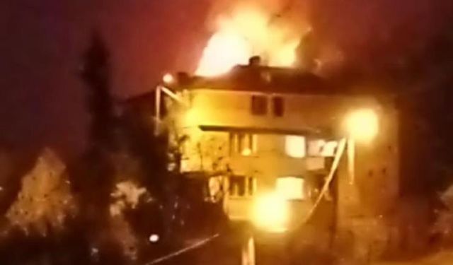 Çatı alev alev yandı! Mahalleli sokağa döküldü