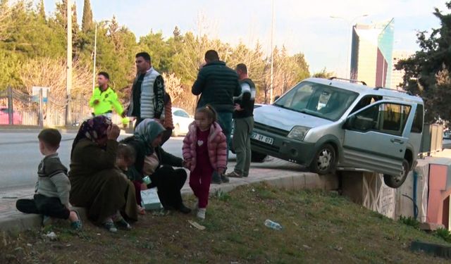 Gaziantep'te araç köprüde asılı kaldı, aile ölümden döndü