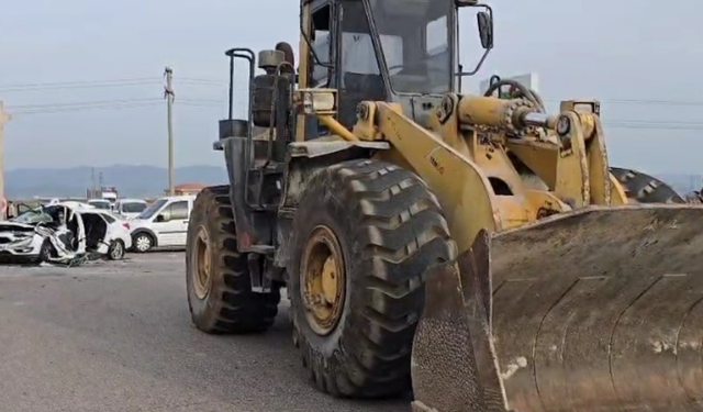 Gaziantep'te otomobil ve iş makinesi çarpıştı: 1 ölü, 4 yaralı