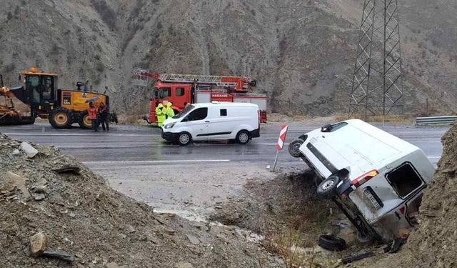 Van-Hakkari karayolunda minibüs devrildi: 6 yaralı
