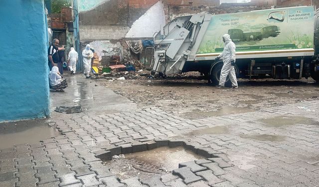 Diyarbakır’da 85 yaşındaki kadının evinden 5 Kamyon çöp çıktı!