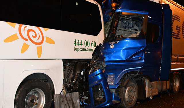 Emniyet şeridinde durdu, tır çarptı: 13 yaralı