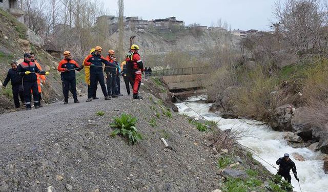 Hakkari’de kayıp kadın için üçüncü günde de arama çalışmaları sürüyor
