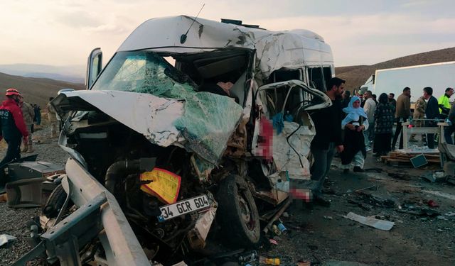 Van’da yolcu minibüsü ile kamyonet çarpıştı: 6 ölü, 8 yaralı