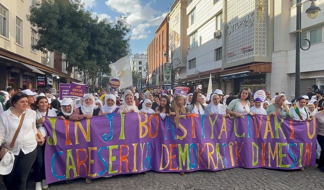 Diyarbakır’da kadınlar barış için yürüdü