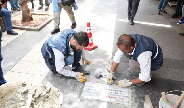 Diyarbakır’da Kürt Şiirleri Gazi Caddesi kaldırımlarında yaşatılıyor