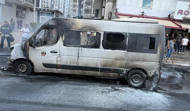 Diyarbakır’da seyir halindeki minibüs alev aldı