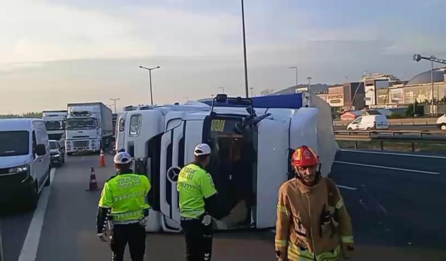 TEM’de trafik kabusu: Tır devrildi, ekipler seferber oldu!