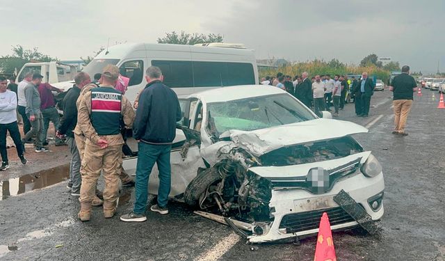 Urfa'da minibüs ile otomobil çarpıştı: 5 yaralı