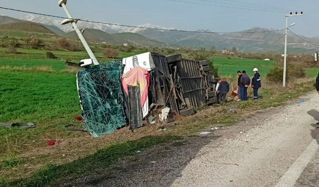 Van'da yolcu otobüsü devrildi: 28 yaralı!