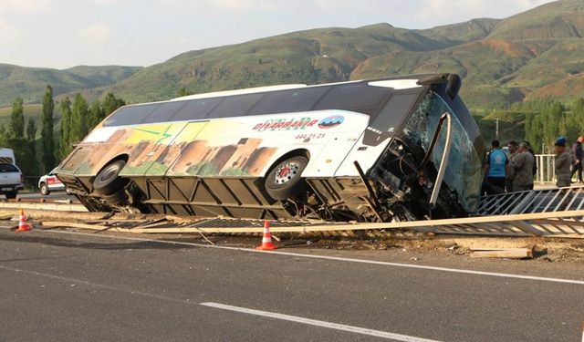 Diyarbakır otobüsü Bingöl’de devrildi: 3 kişi ağır yaralandı