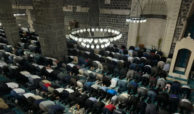 Diyarbakır Sur’da tarihi Ulu Cami’de bayram namazı coşkusu