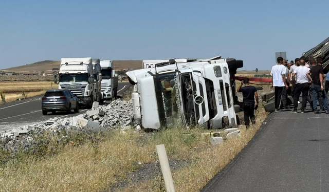 Diyarbakır’da pirket yüklü tır yan yattı, trafik felç oldu!
