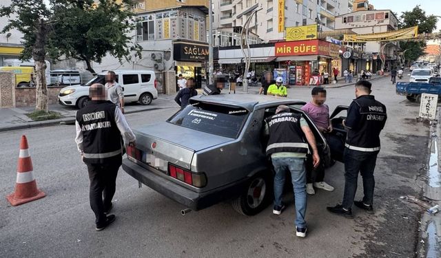 Diyarbakır’da sokak satıcılarına ‘narko hançer’ baskını