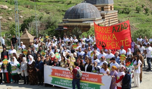 Ehmedê Xanî Türbesi'nde Kürtçe için kitlesel yürüyüş düzenlendi