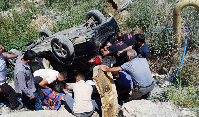 Van’da iki otomobil çarpıştı: 5 kişi yaralandı
