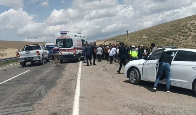 Van’da motosiklet ile minibüs çarpıştı: 2 genç hayatını kaybetti