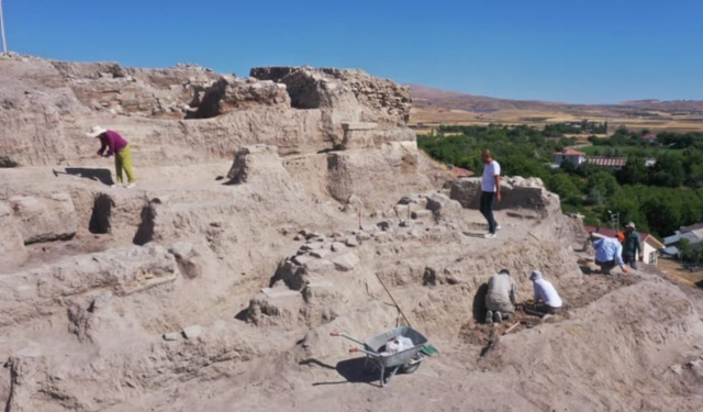 Elazığ'da 6 bin yıllık tapınak alanı gün yüzüne çıkarıldı
