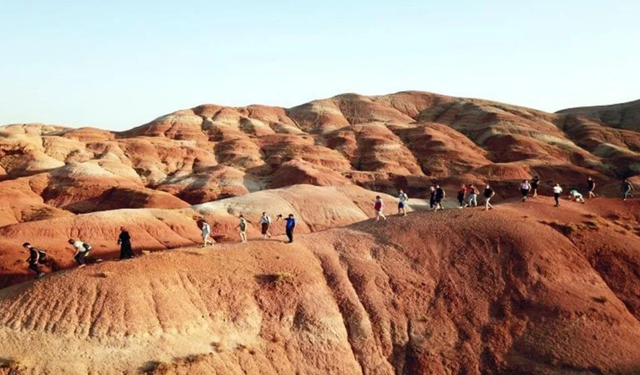 Iğdır’da “Türkiye’nin Mars’ı” gökkuşağı tepeleri turist akınına uğruyor