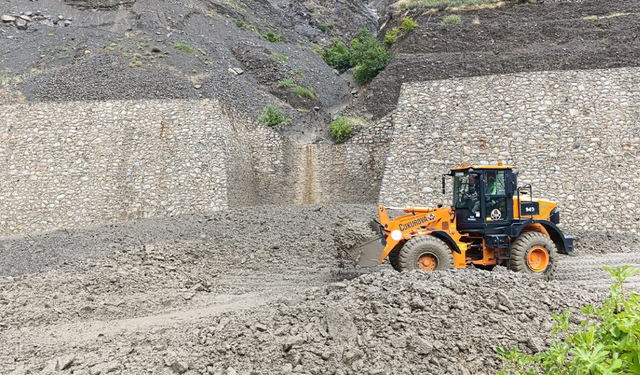 Artvin’de heyelan: Karayolu ulaşıma kapandı