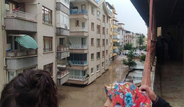 Ankara’da şiddetli yağışlar sele neden oldu