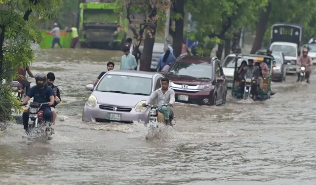 Pakistan’da muson yağışları devam ediyor: Ölü sayısı 281