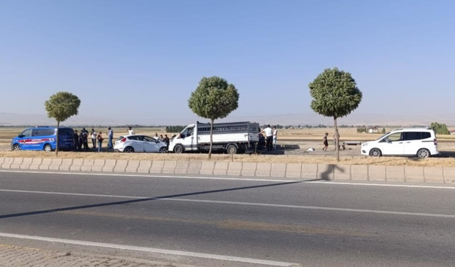 Muş’ta kamyonet ve otomobil çarpıştı: 2 yaralı