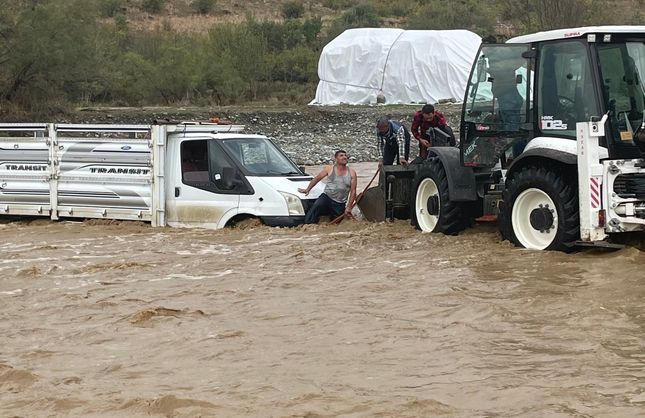 Diyarbakır'da aşırı yağış sonucu mahsur kalan şoför kurtarıldı