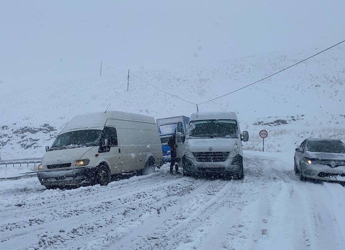 Van Başkale Güzeldere Geçidi'nde yoğun kar yağışı başladı