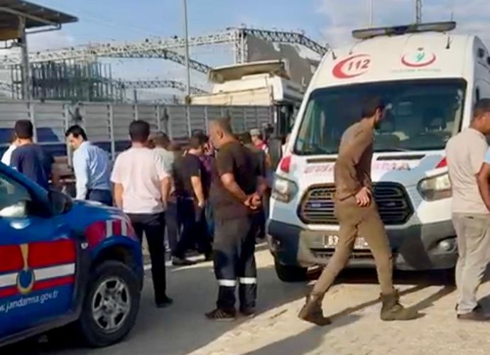 Şanlıurfa'da TIR ile dorse arasında sıkışan sürücü hayatını kaybetti