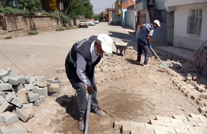 Yenişehir Belediyesi’nden mahallelere parke taşı desteği